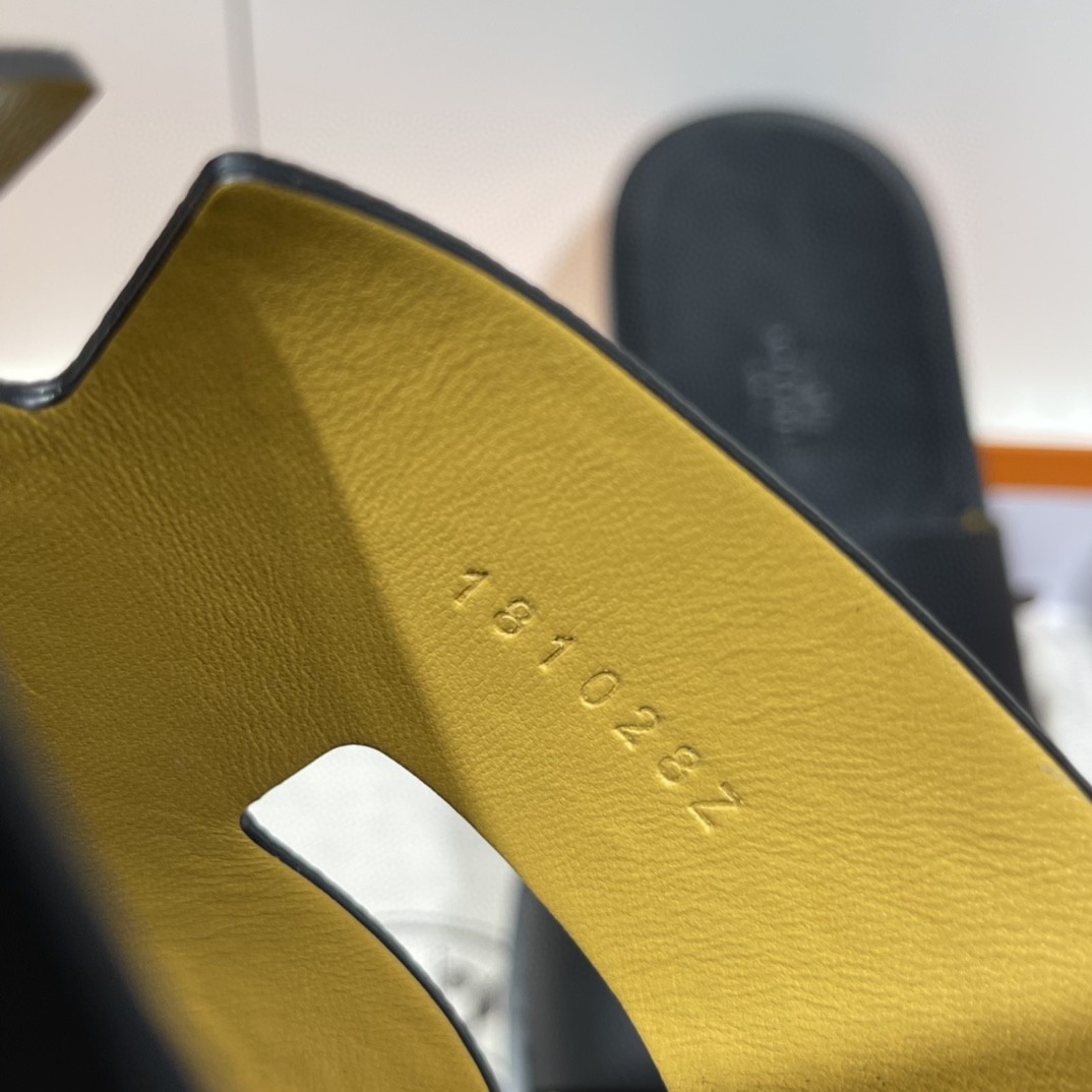 HERMES 男士拖鞋 纯手工 接受预定 偏小一码 39-45 Epsom 黑色 超高级~ 货期12天