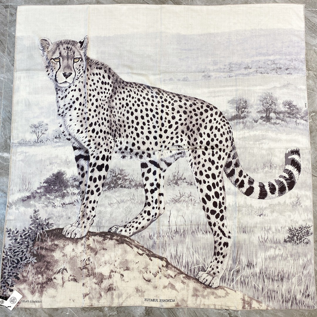 HERMES 爱马仕 秋季款 《丛林双面丝绒披肩》米色+灰色 Size：140x140cm