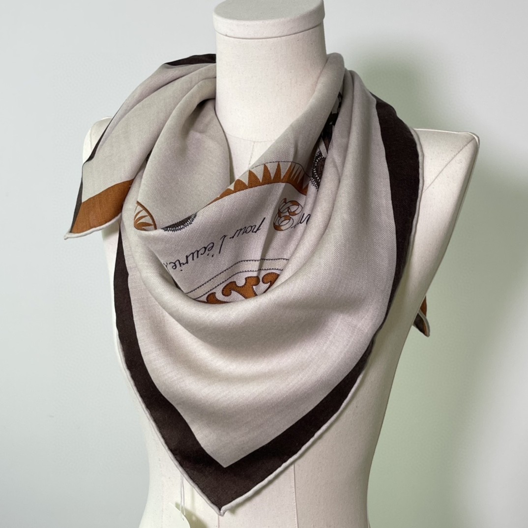 HERMES 新出的 90x90cm 丝羊绒 《徽章》方巾 米色 比经典尺寸140cm更好用