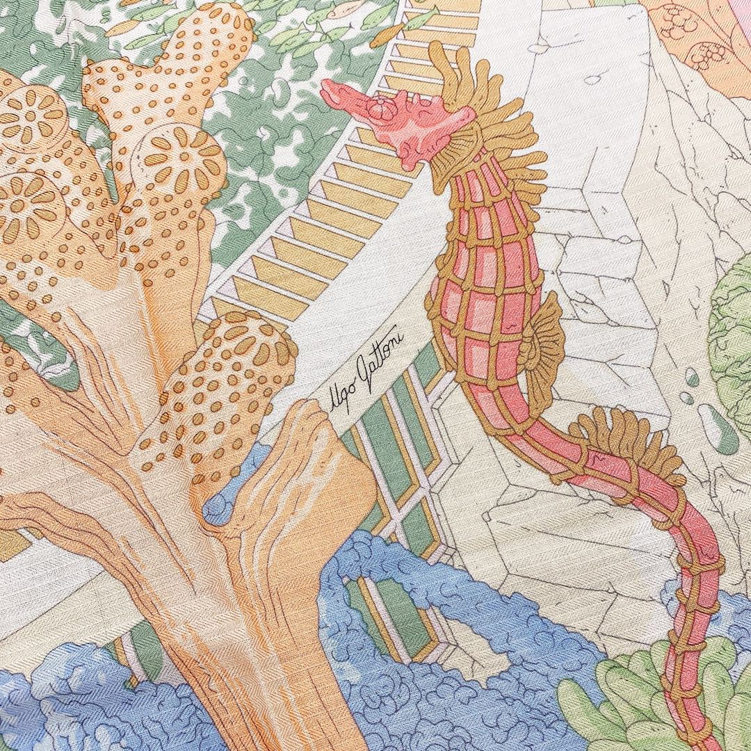 Hermes 秋季款 《藏书章版亚特兰蒂斯丝绒披肩》 粉灰色 Size：140x140cm