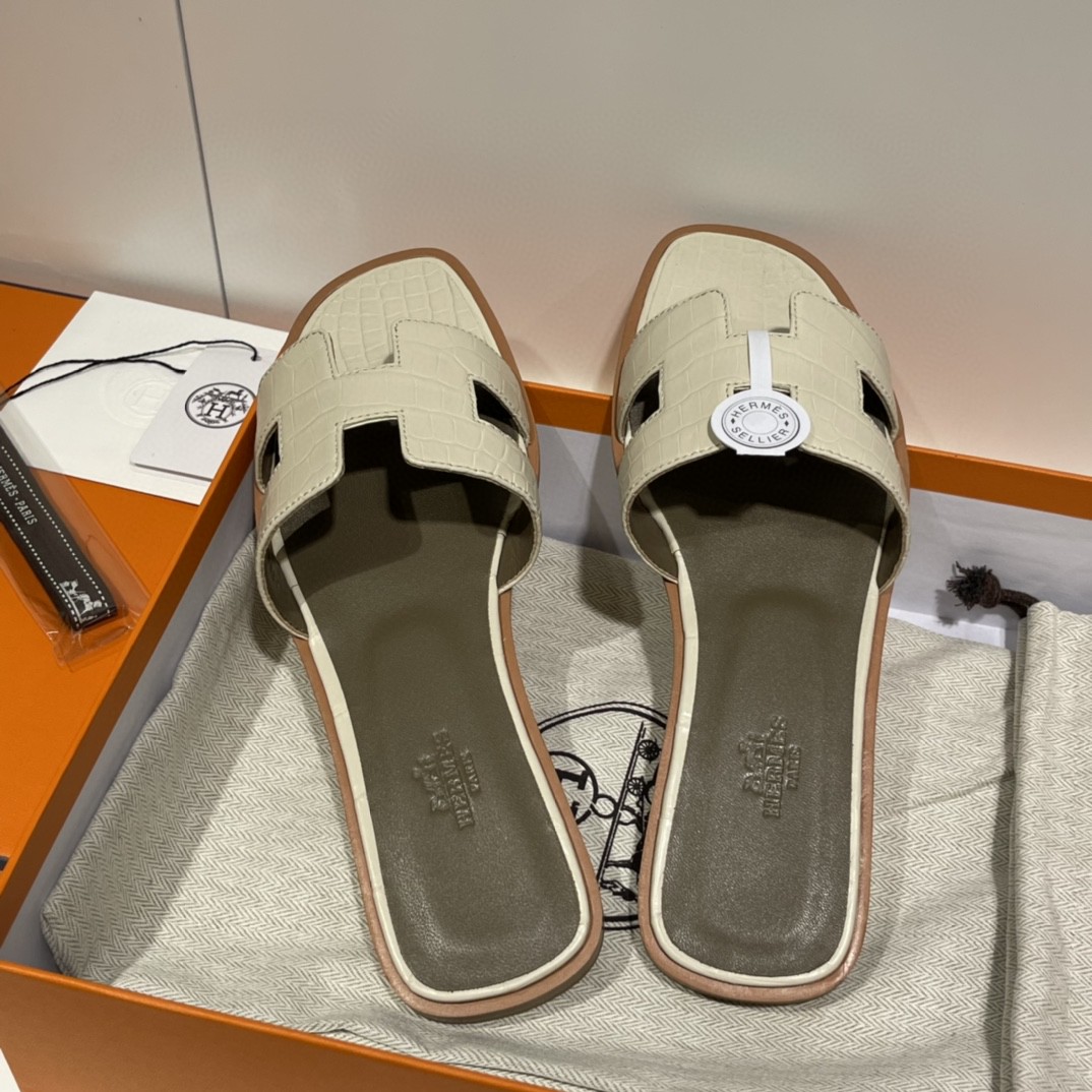 爱马仕手工定制 鳄鱼皮 奶昔白  纯手工制作 意大利树羔皮底  35-41 可定制中跟 12天出货