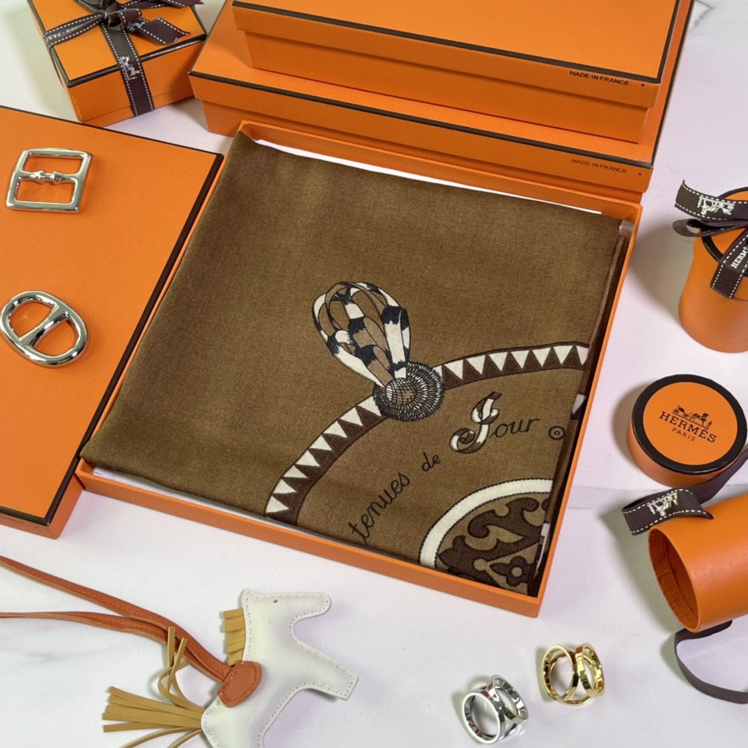 HERMES 新出的 90x90cm 丝羊绒 《徽章》方巾 咖色 比经典尺寸140cm更好用