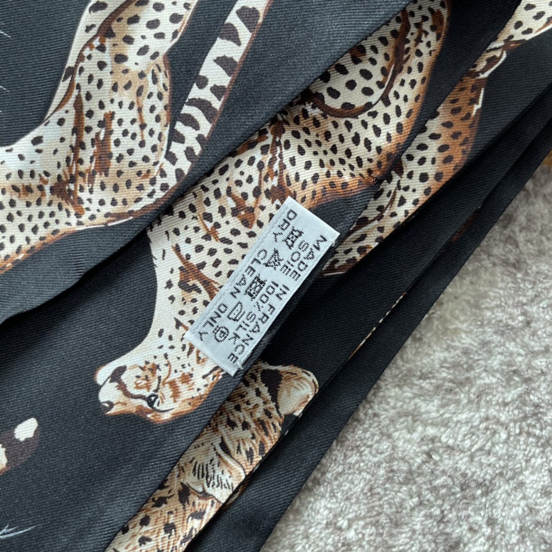 HERMES 21夏季新款Maxi Twilly《猎豹》 黑色 ～100%真丝  10*180cm 可作为头巾、腰带佩戴或系绕颈间