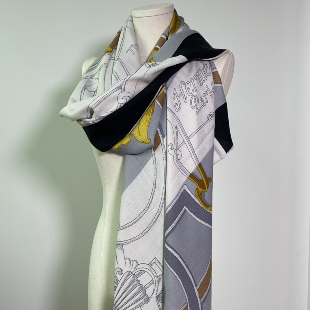 HERMES 秋季款 《国家马术指导条纹版丝绒披肩》黑灰色 Size：140x140cm 丝绒材质