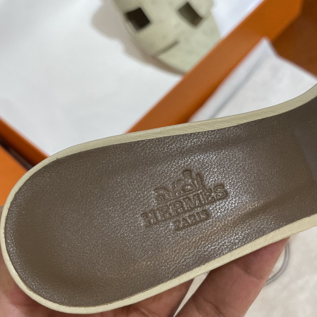 HERMES 客户订做的鸵鸟皮拖鞋出货啦  奶昔白 接受预定哟 实拍图片 近距离感受一下手工及皮料  35-41码 货期十天