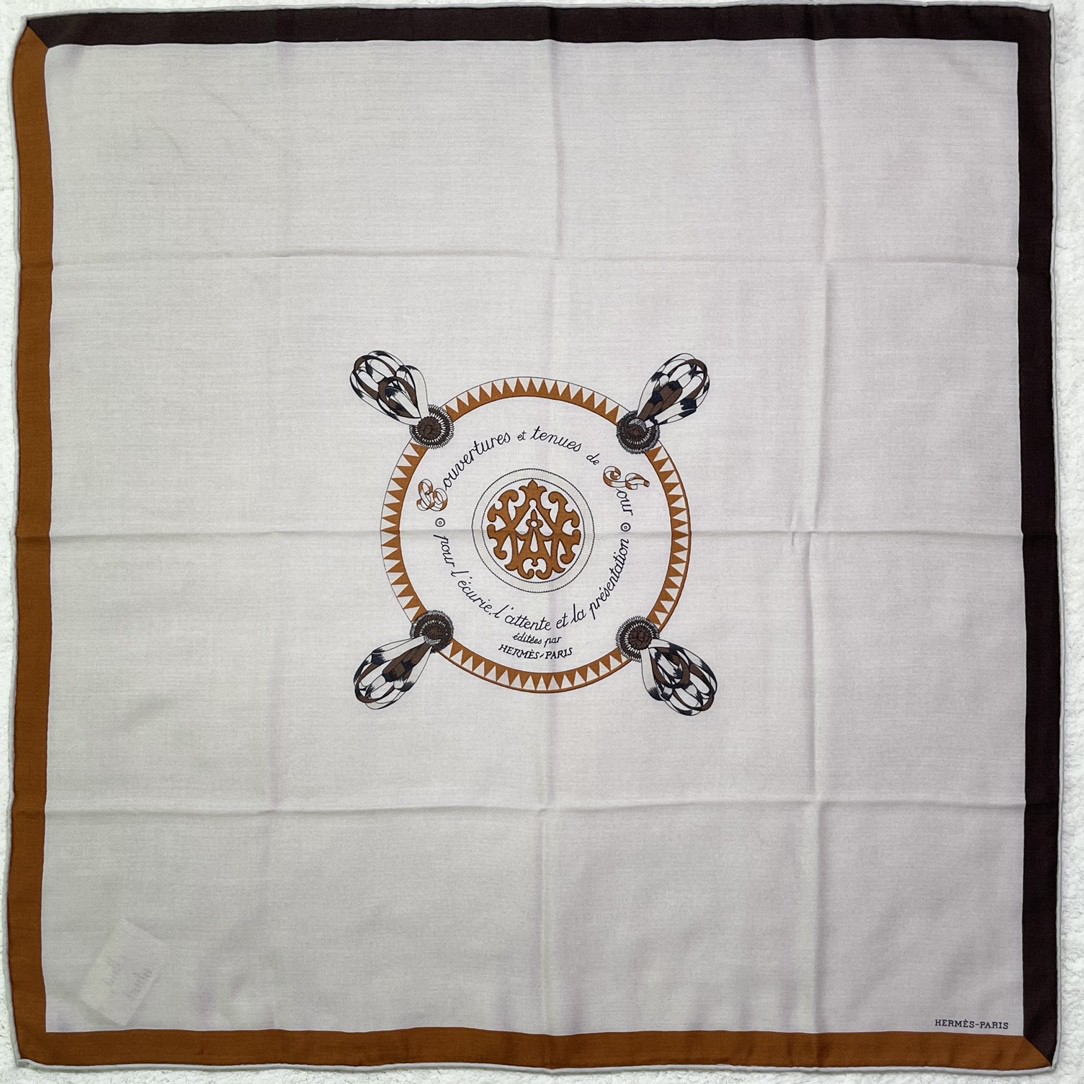 HERMES 新出的 90x90cm 丝羊绒 《徽章》方巾 米色 比经典尺寸140cm更好用
