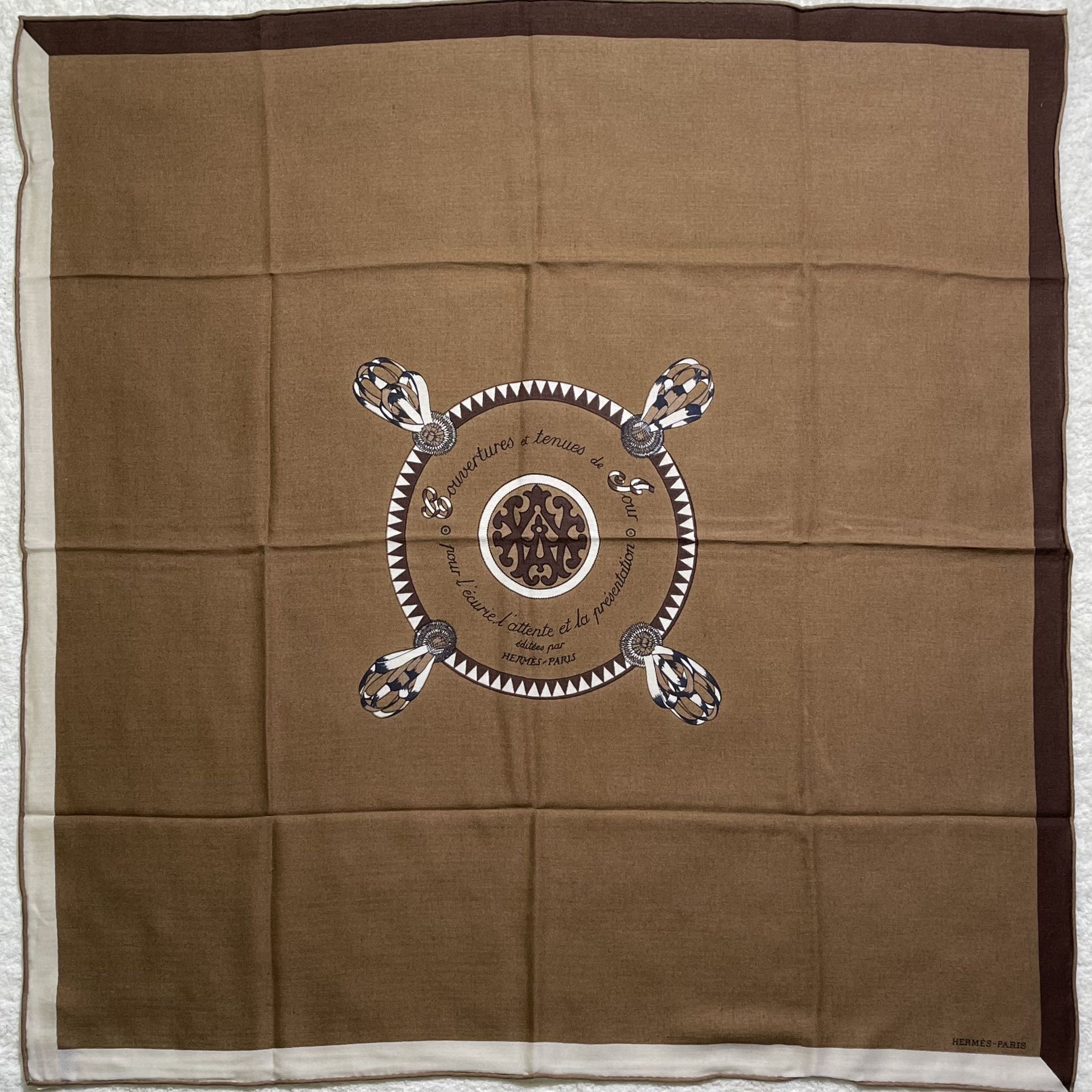 HERMES 新出的 90x90cm 丝羊绒 《徽章》方巾 咖色 比经典尺寸140cm更好用
