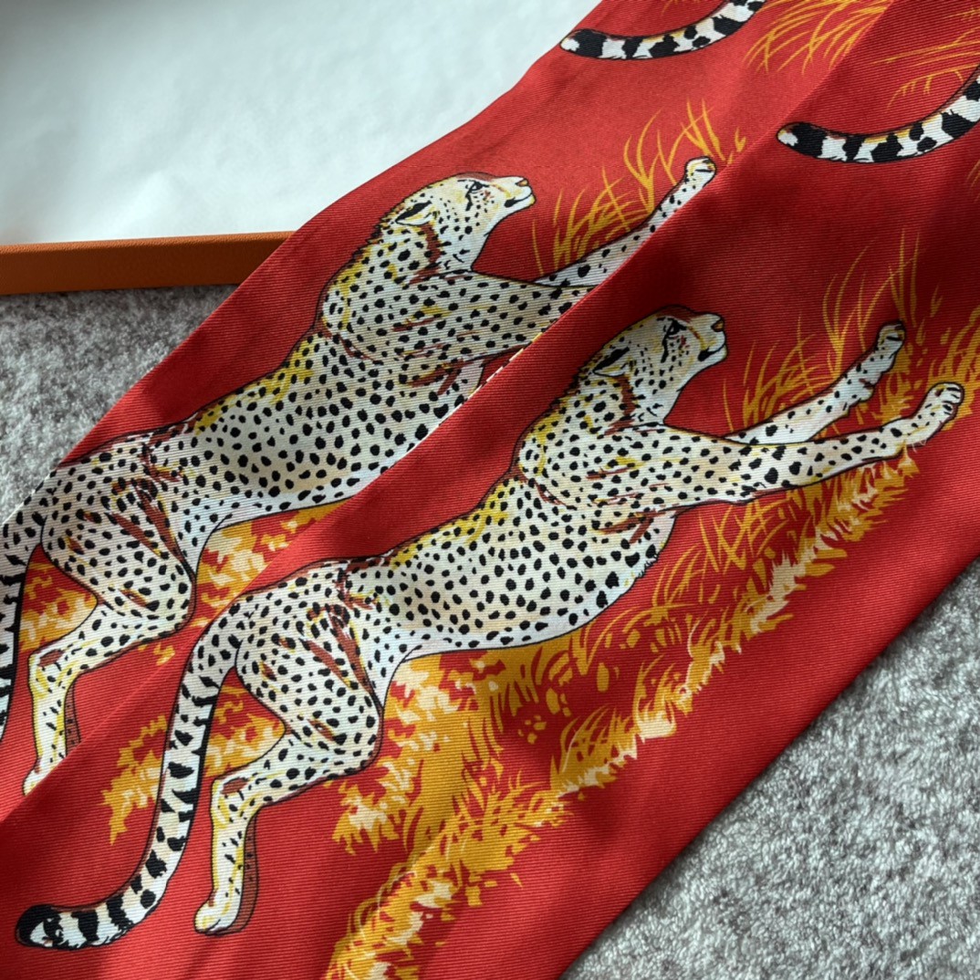 HERMES 21夏季新款Maxi Twilly《猎豹》 红色 ～100%真丝  10*180cm 可作为头巾、腰带佩戴或系绕颈间