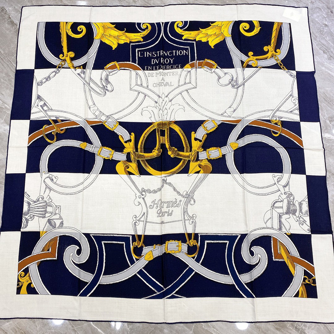 HERMES 秋季款 《国家马术指导条纹版丝绒披肩》蓝白色 Size：140x140cm 丝绒材质