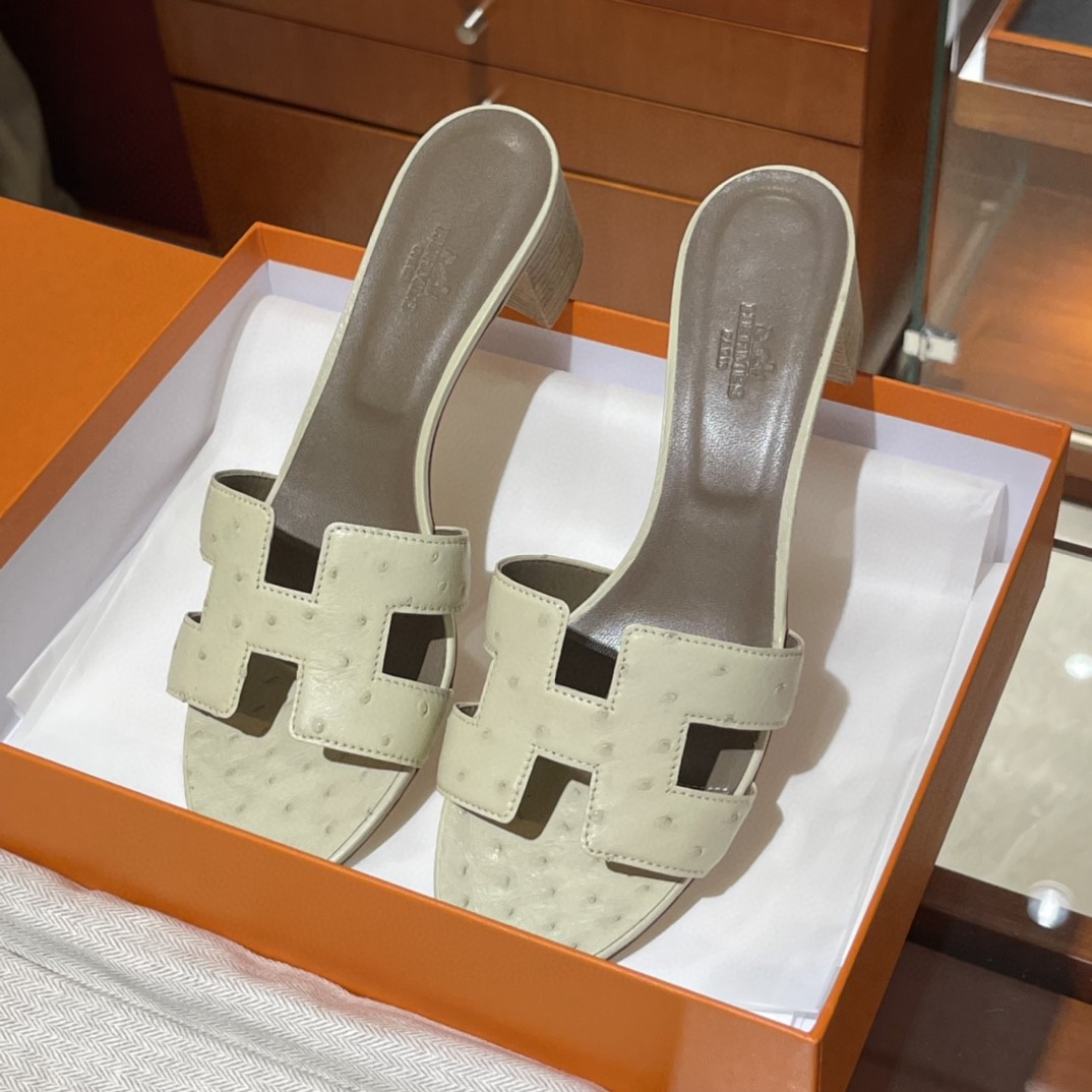 HERMES 客户订做的鸵鸟皮拖鞋出货啦  奶昔白 接受预定哟 实拍图片 近距离感受一下手工及皮料  35-41码 货期十天