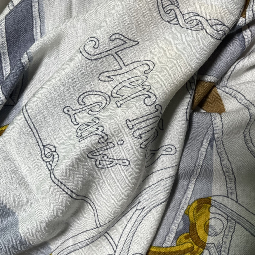 HERMES 秋季款 《国家马术指导条纹版丝绒披肩》黑灰色 Size：140x140cm 丝绒材质