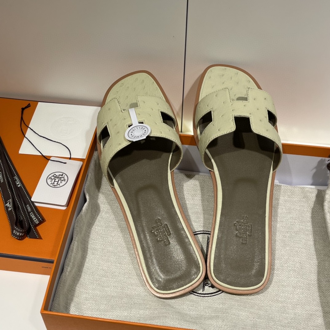 HERMES 客户订做的鸵鸟皮拖鞋出货啦  奶昔白 接受预定哟 实拍图片 近距离感受一下手工及皮料  35-41码 货期十天