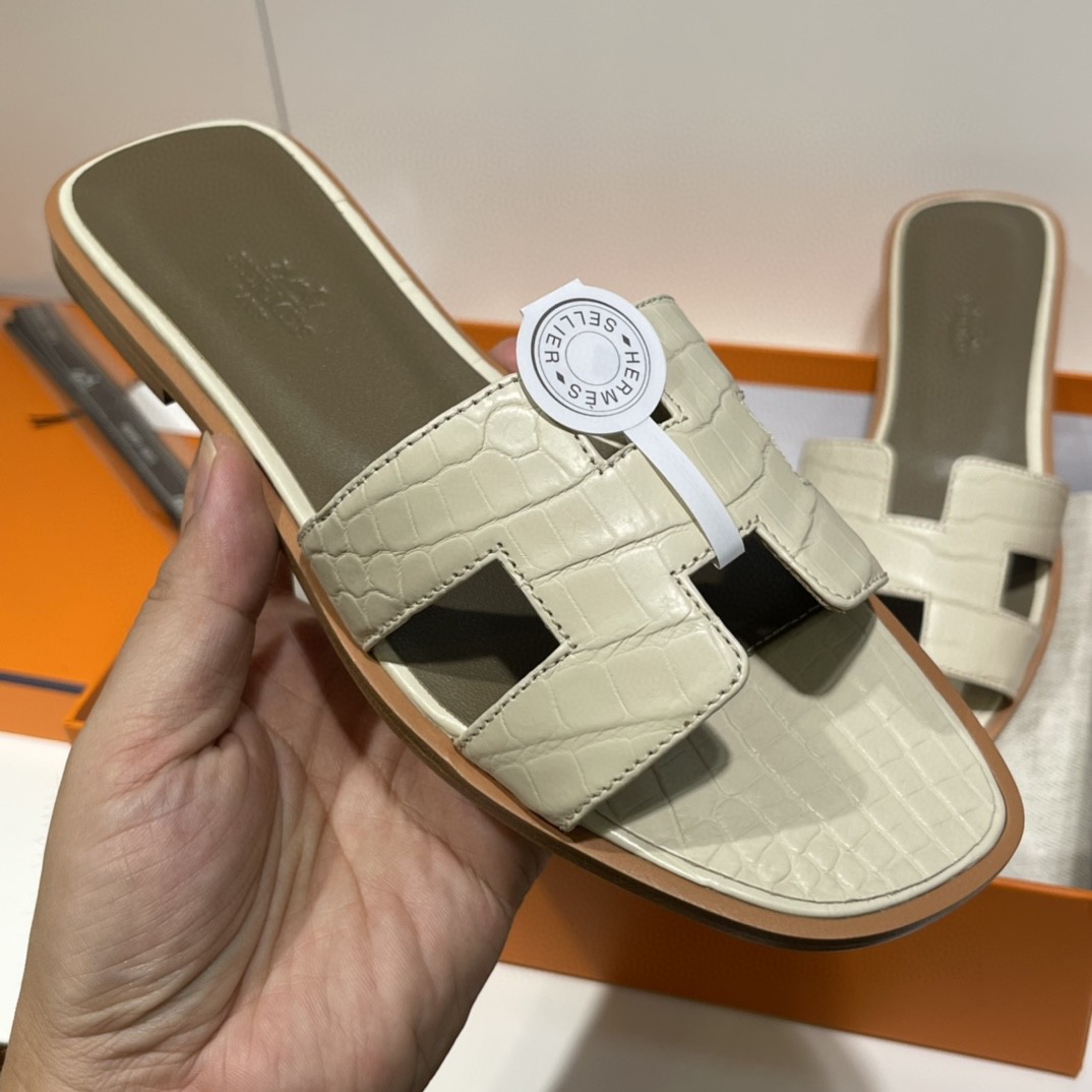 爱马仕手工定制 鳄鱼皮 奶昔白  纯手工制作 意大利树羔皮底  35-41 可定制中跟 12天出货
