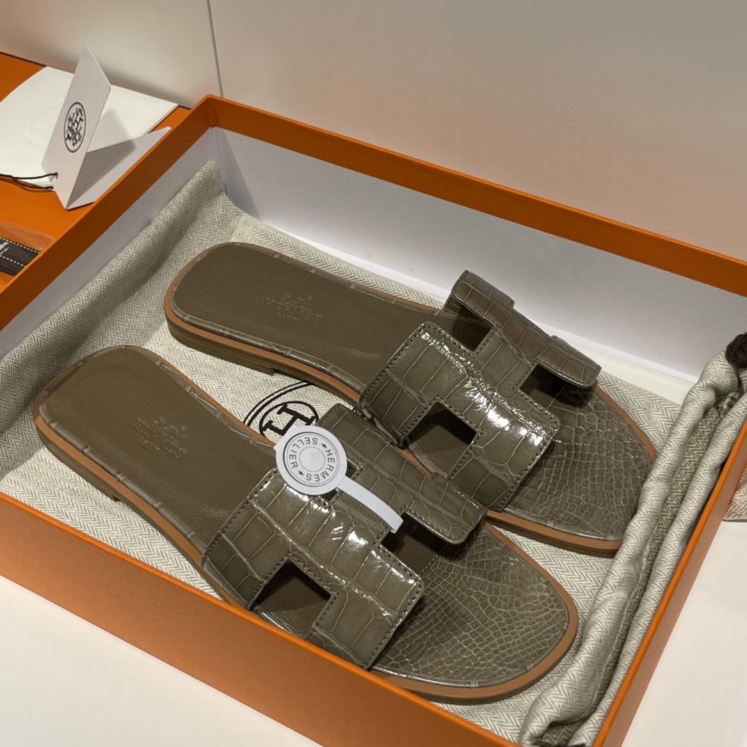 HERMES 客订的鳄鱼皮拖鞋 手工定制 大象灰 高级的的颜色 35-41码（建议定大一码哟)