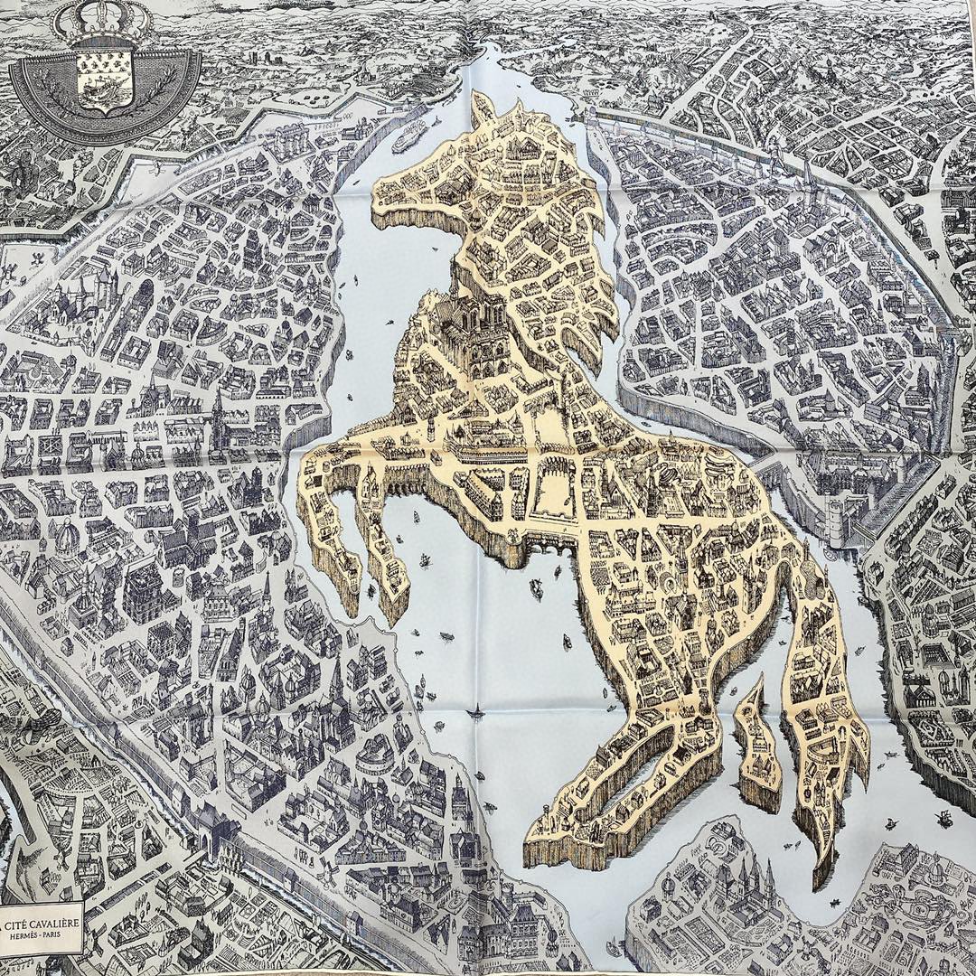 Hermes 《骏马之城》灰蓝色 100%真丝 90*90cm 一座城一匹马  配上极度格调的配色 佩戴效果显肤色