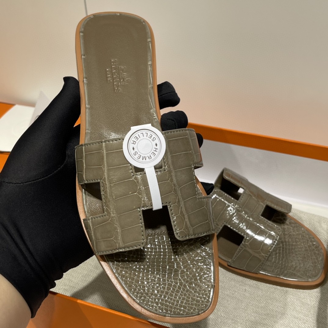 HERMES 客订的鳄鱼皮拖鞋 手工定制 大象灰 高级的的颜色 35-41码（建议定大一码哟)