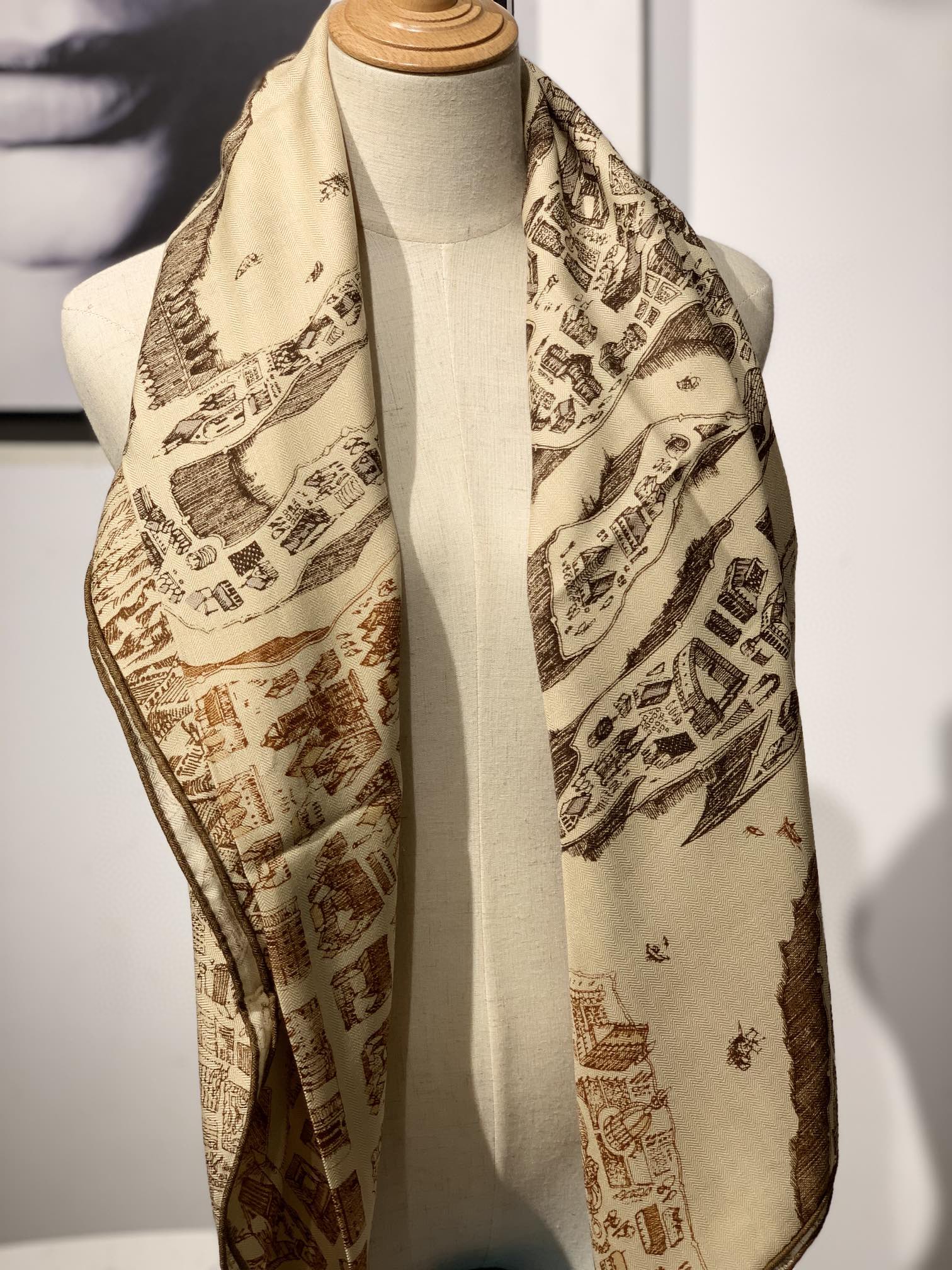 HERMES   秋季款 新款丝绒方巾  《骏马之城》奶茶色 Size：140x140cm 真丝+羊绒