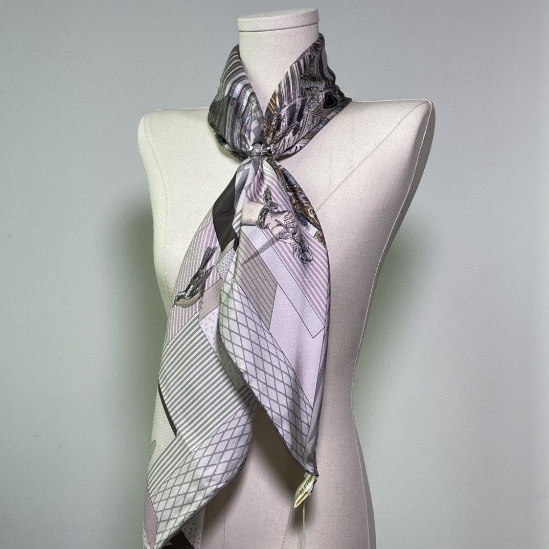 HERMES 新品️《新型大剧院》淡粉色  手工卷边斜纹真丝方巾（100%桑蚕丝）90 x 90厘米