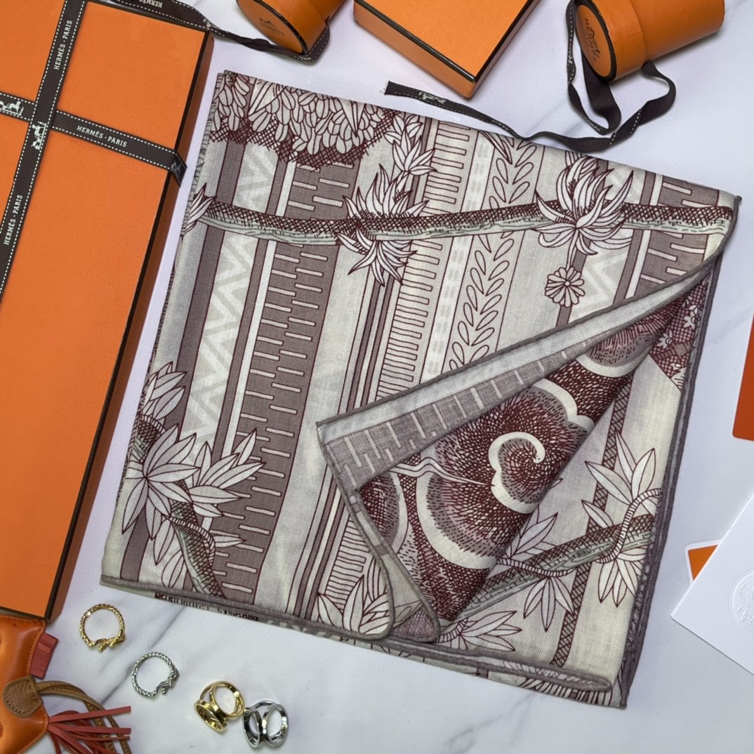 HERMES  爱马仕围巾 秋季新款  Size：140x140cm 丝绒材质 代购品质