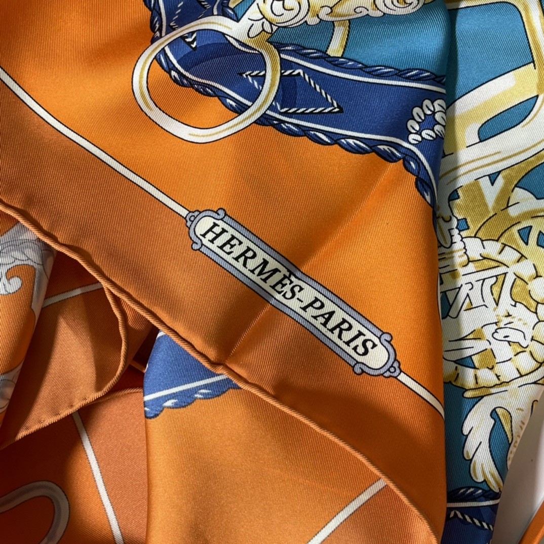 HERMES 新品《名人电梯》真丝方巾  橙色 90*90cm 100%真丝 手工包边