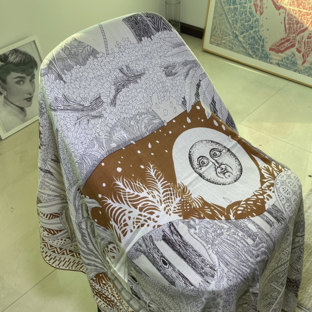 HERMES  爱马仕围巾 秋季新款  Size：140x140cm 丝绒材质 代购品质