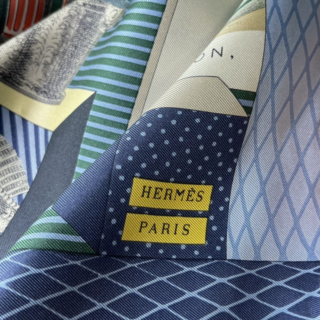 HERMES 新品️《新型大剧院》 手工卷边斜纹真丝方巾 100%桑蚕丝 90 x 90厘米