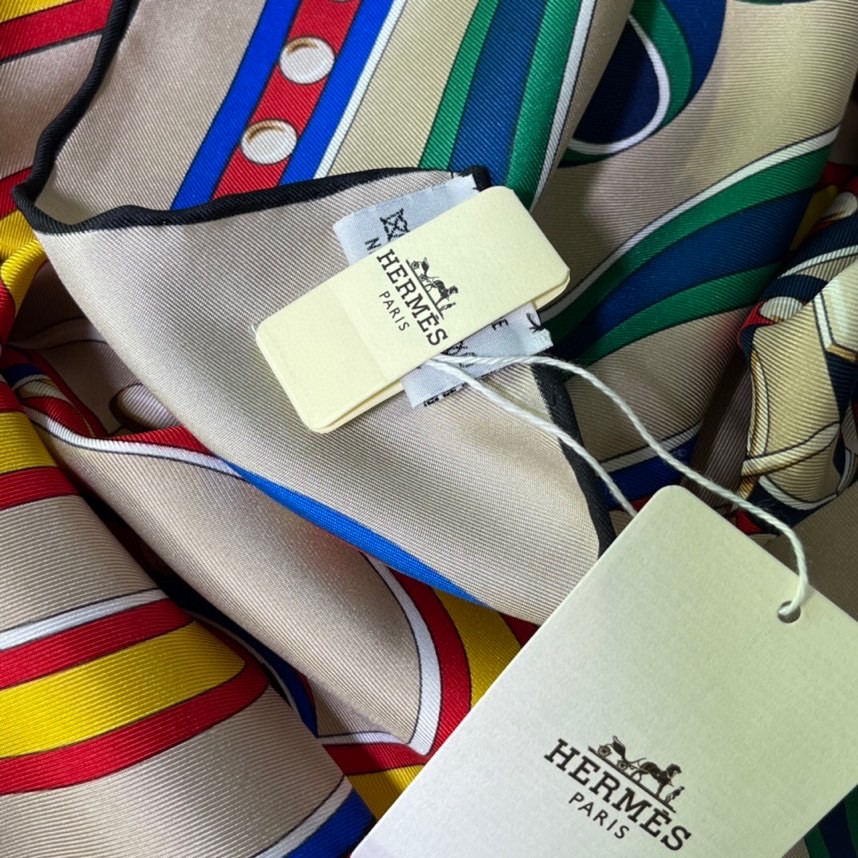 HERMES新品 《盛大欢庆》奶茶色 手工卷边斜纹真丝方巾（100%桑蚕丝）