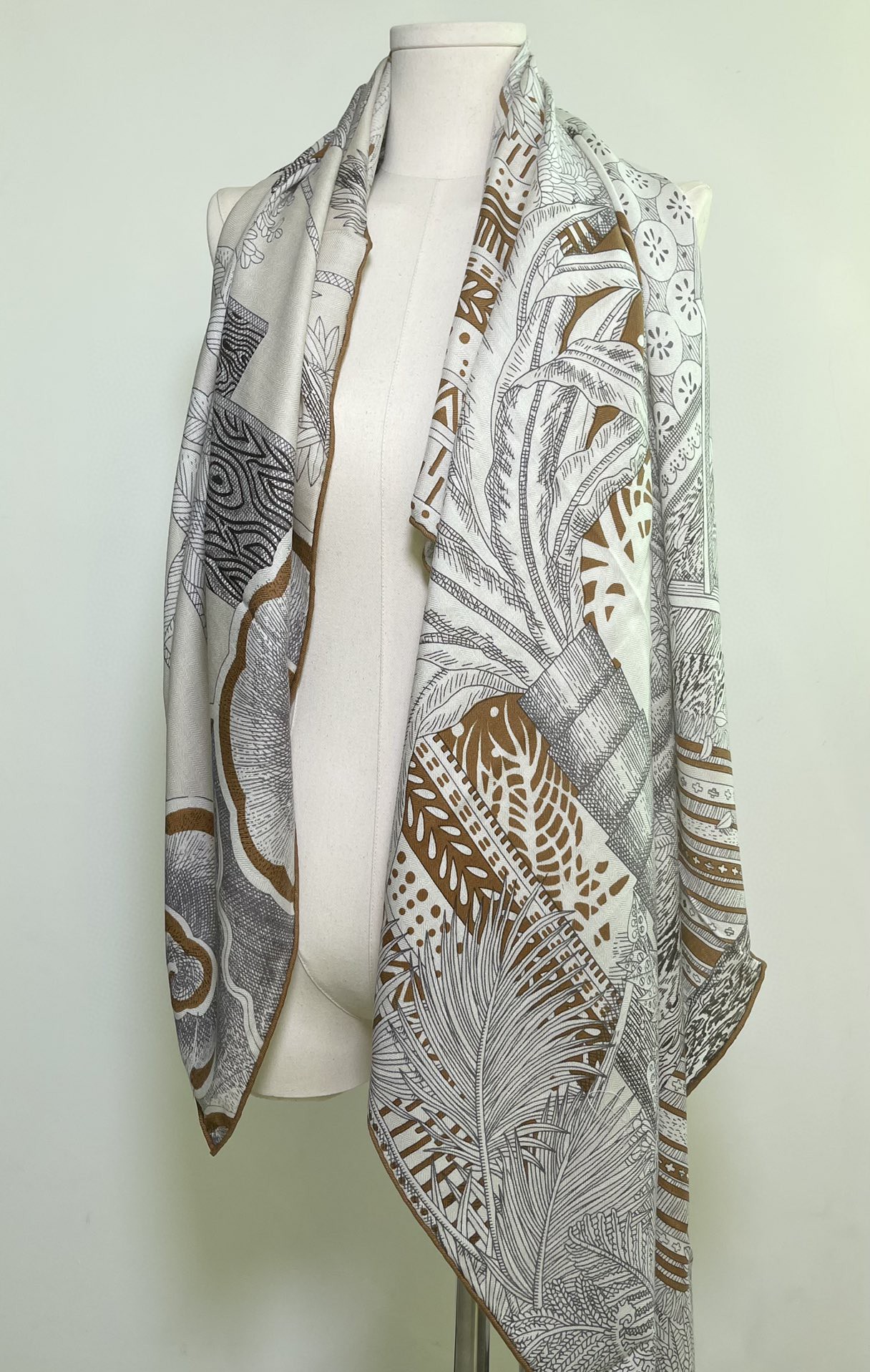 HERMES 爱马仕围巾 秋季新款 Size:140x140cm 丝绒材质 代购品质-铂金女王 HERMES 爱马仕围巾 秋季新款 Size:140x140cm 丝绒材质 代购品质