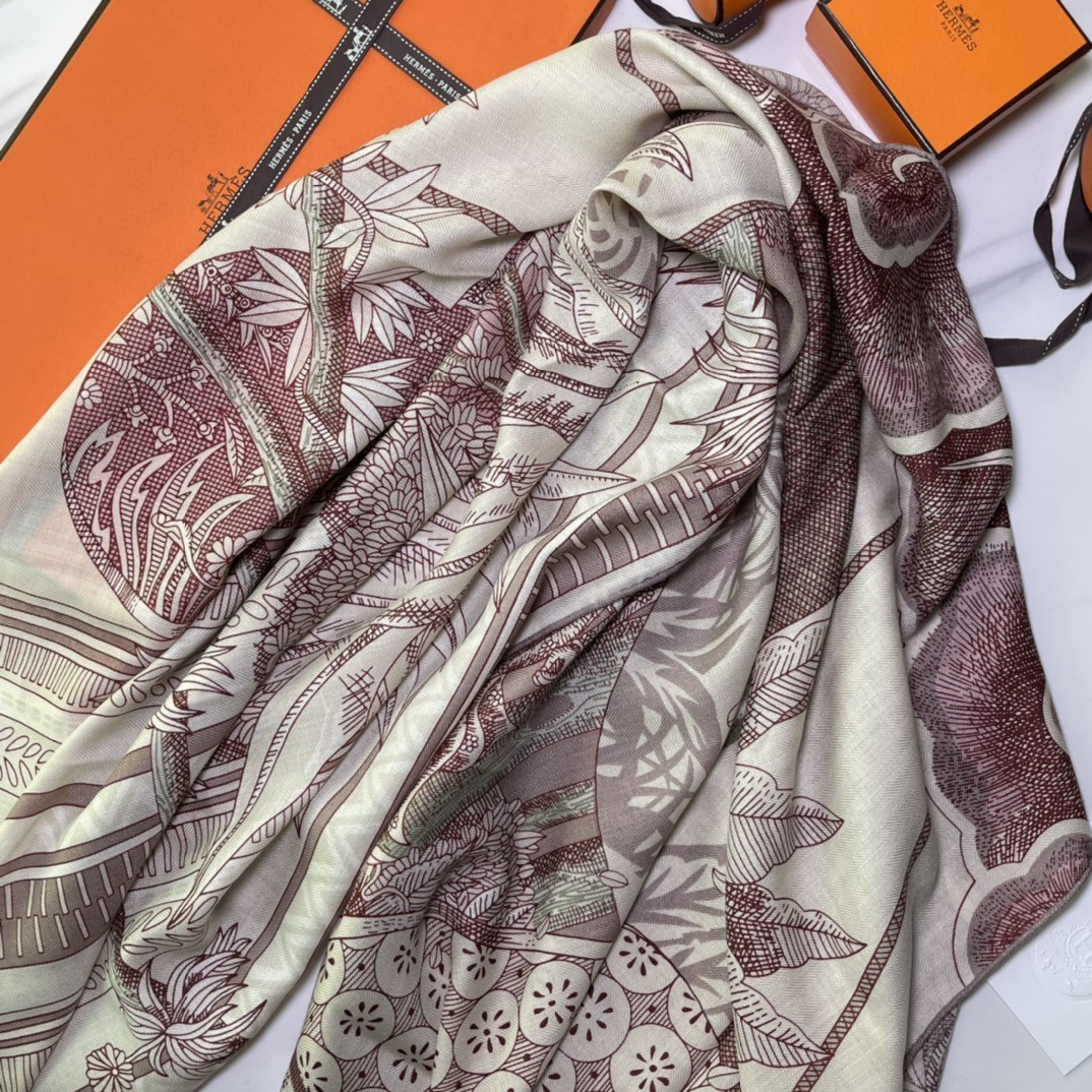 HERMES  爱马仕围巾 秋季新款  Size：140x140cm 丝绒材质 代购品质