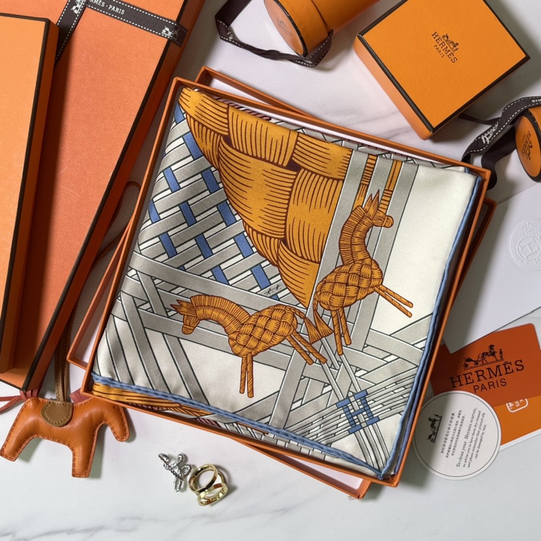 HERMES爱马仕 新品 《两马织情》灰色 手工卷边斜纹真丝方巾（100%桑蚕丝） 90 x 90厘米