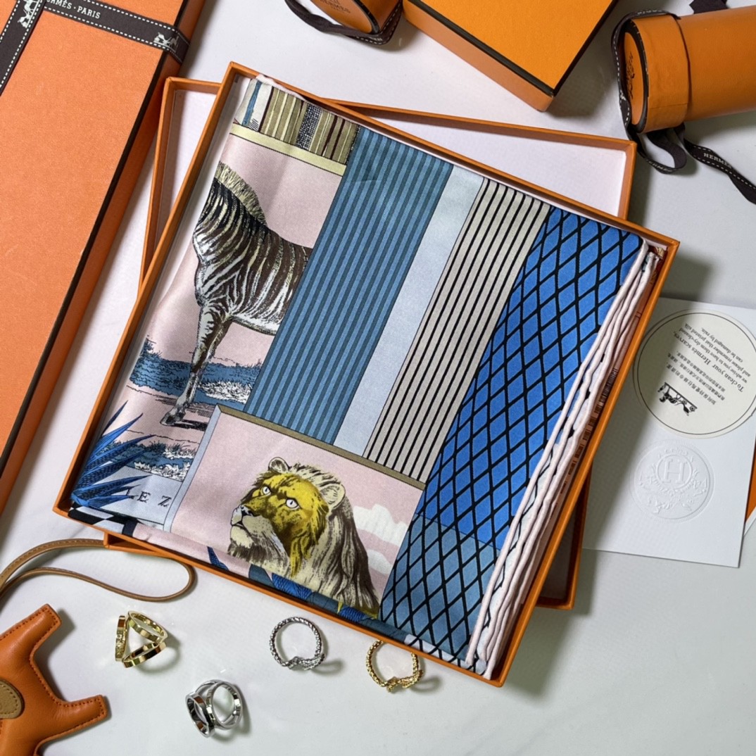 HERMES 新品️《新型大剧院》 手工卷边斜纹真丝方巾 100%桑蚕丝 90 x 90厘米
