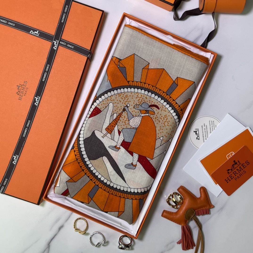 HERMES  爱马仕围巾 秋季新款  Size：140x140cm 丝绒材质 代购品质