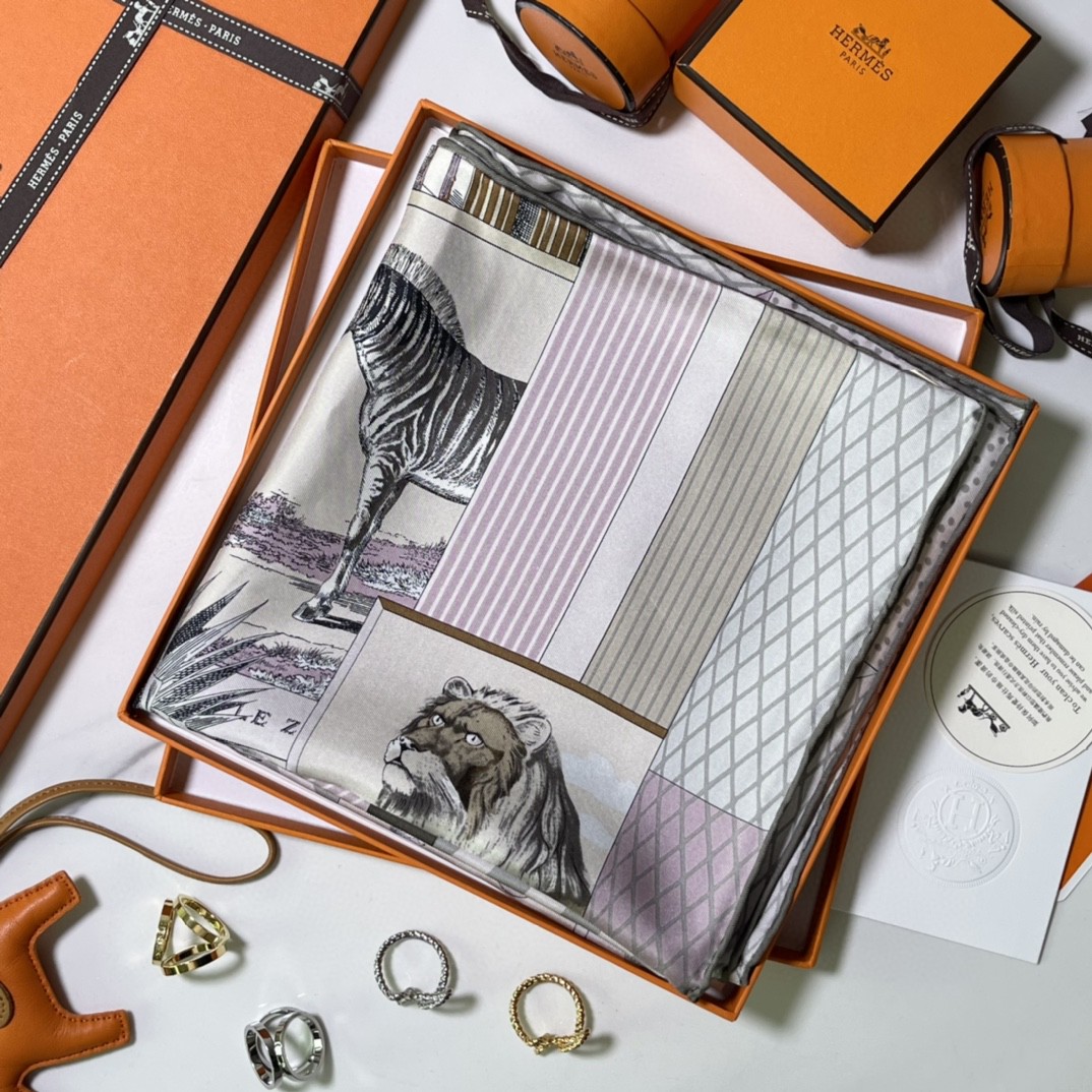 HERMES 新品️《新型大剧院》淡粉色  手工卷边斜纹真丝方巾（100%桑蚕丝）90 x 90厘米