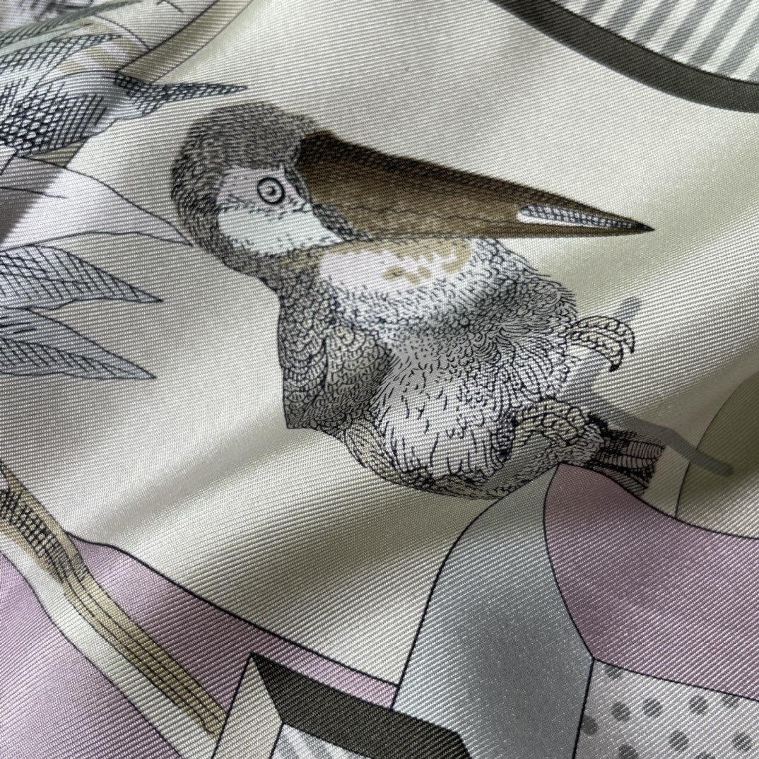 HERMES 新品️《新型大剧院》淡粉色  手工卷边斜纹真丝方巾（100%桑蚕丝）90 x 90厘米