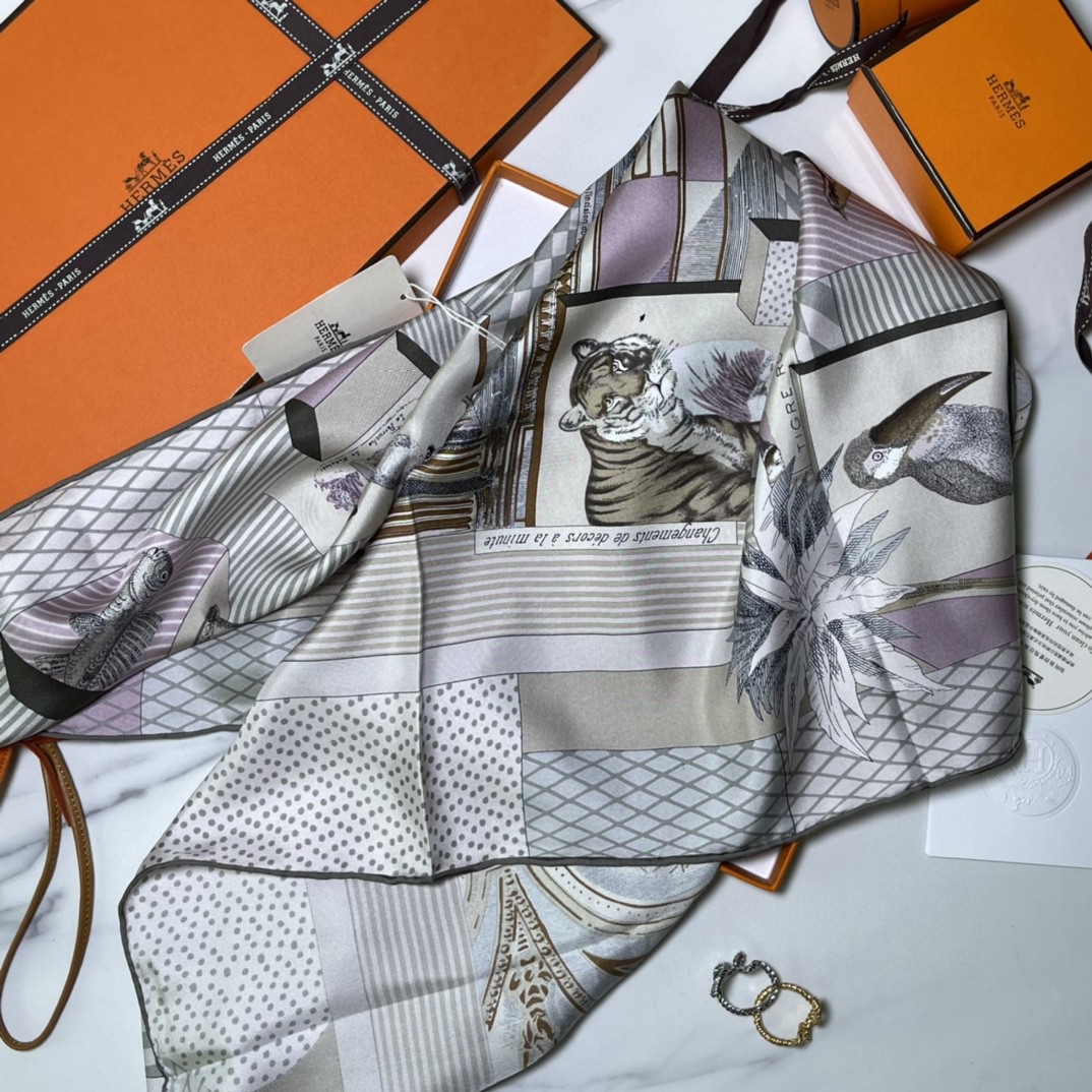 HERMES 新品️《新型大剧院》淡粉色  手工卷边斜纹真丝方巾（100%桑蚕丝）90 x 90厘米