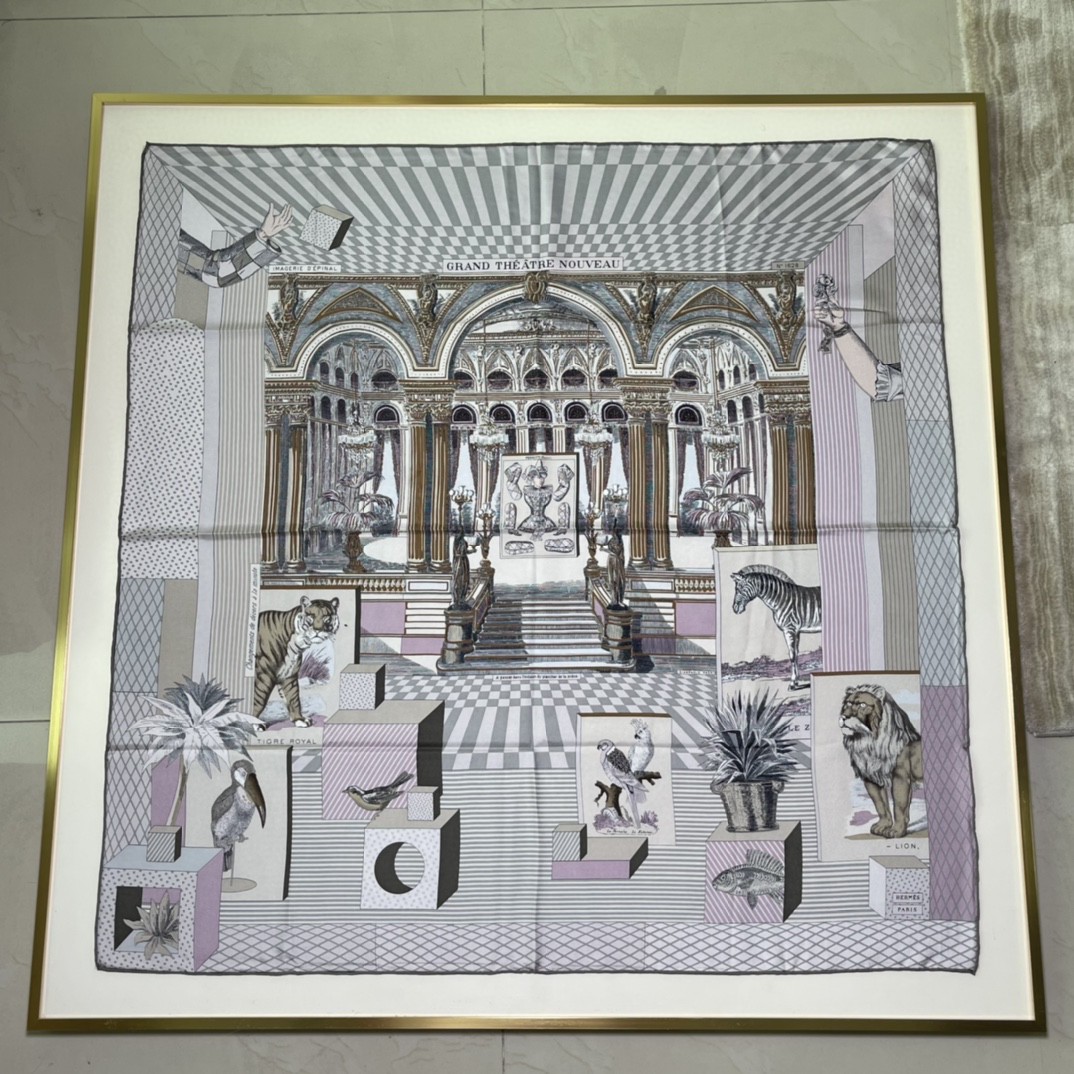 HERMES 新品️《新型大剧院》淡粉色  手工卷边斜纹真丝方巾（100%桑蚕丝）90 x 90厘米