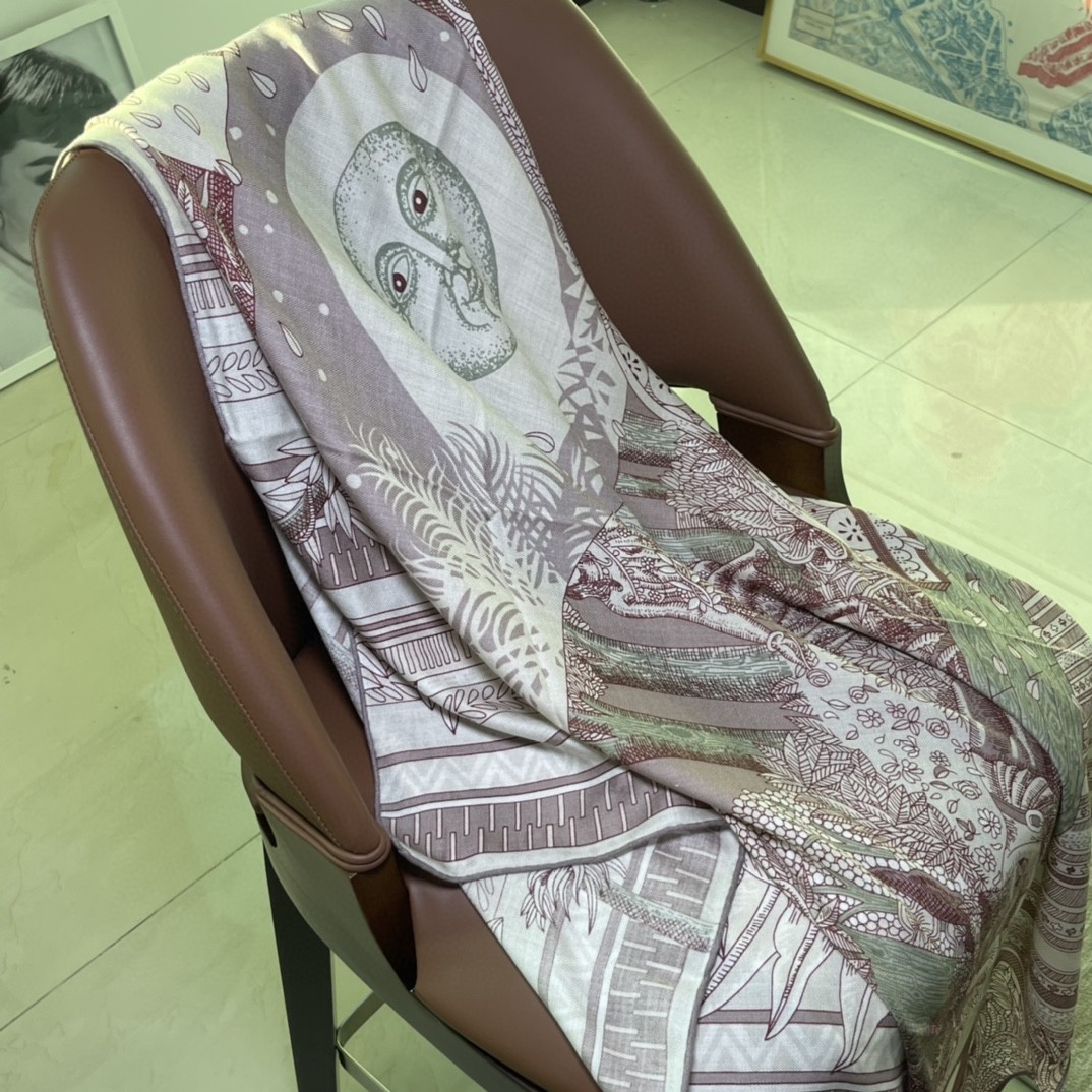 HERMES 爱马仕围巾 秋季新款 Size:140x140cm 丝绒材质 代购品质-铂金女王 HERMES 爱马仕围巾 秋季新款 Size:140x140cm 丝绒材质 代购品质