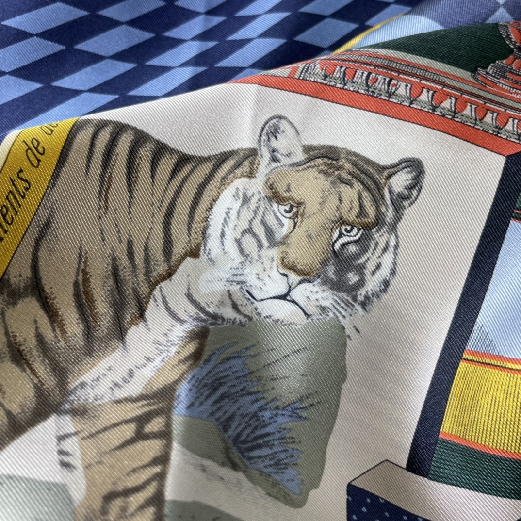 HERMES 新品️《新型大剧院》 手工卷边斜纹真丝方巾 100%桑蚕丝 90 x 90厘米