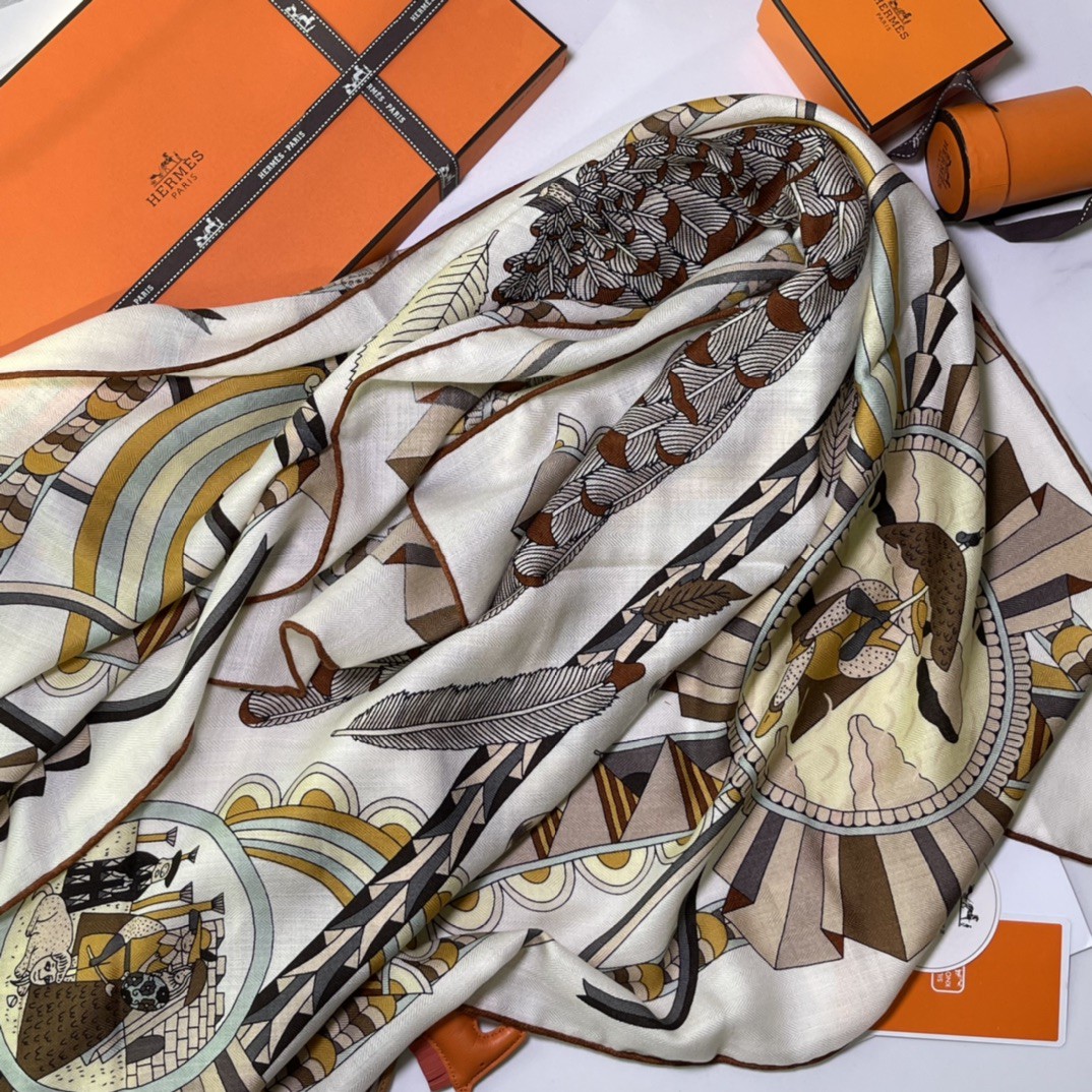 HERMES  爱马仕围巾 秋季新款  Size：140x140cm 丝绒材质 代购品质