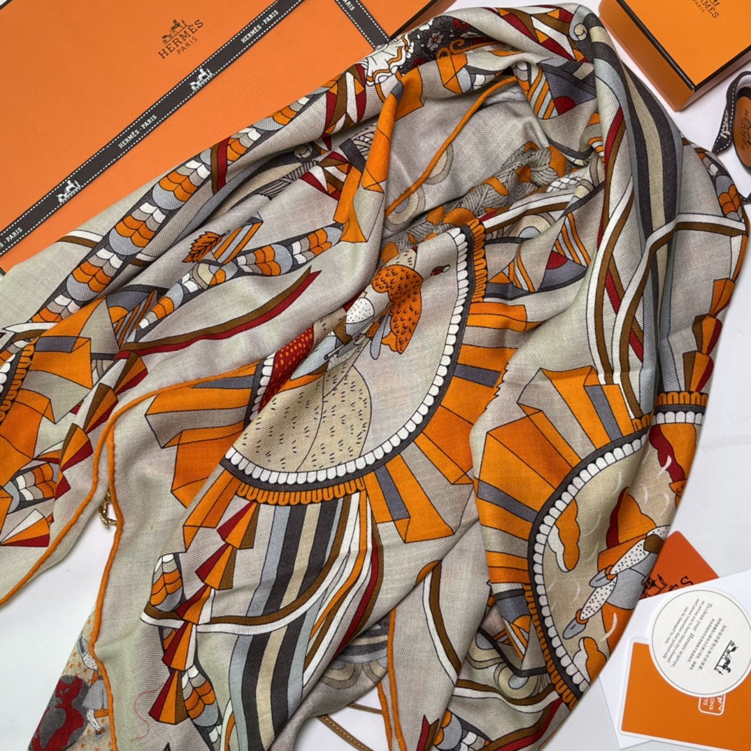 HERMES  爱马仕围巾 秋季新款  Size：140x140cm 丝绒材质 代购品质