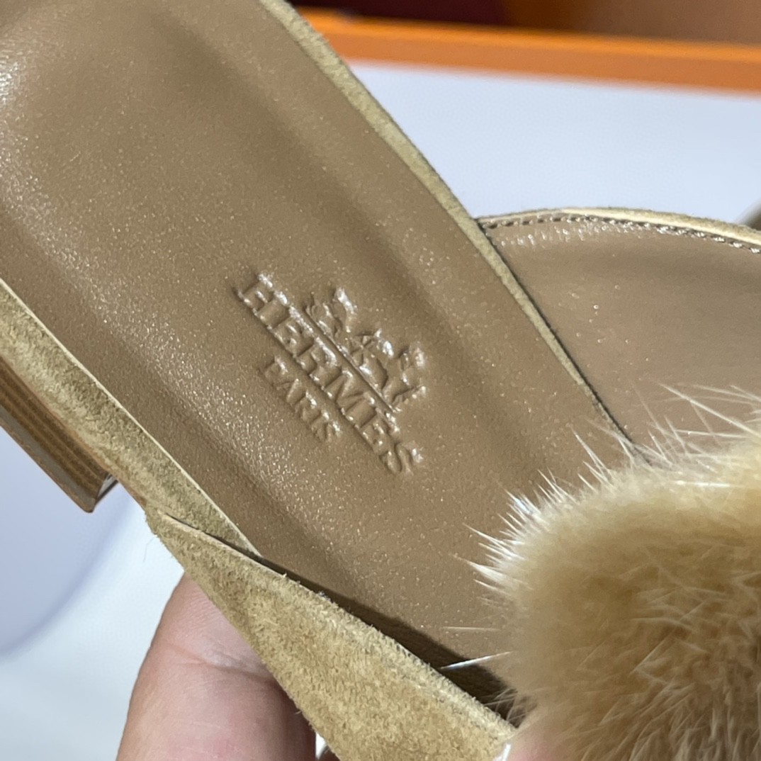 H 家 秋冬新品 ️ 水貂毛单鞋 水貂毛拼麂皮 特别高级 搭配金扣 上脚秒变女王