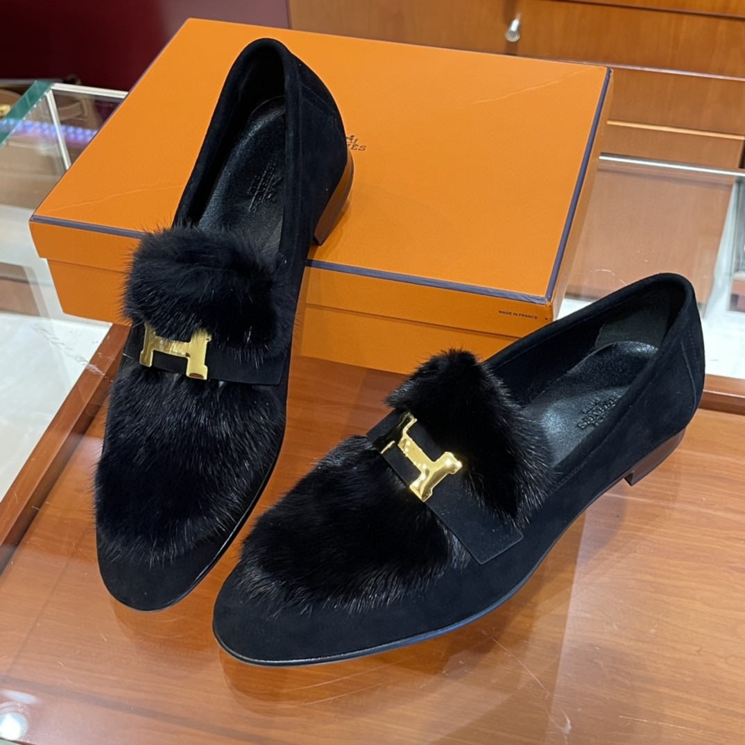 H 家 秋冬新品 ️ 水貂毛乐福鞋 水貂毛拼麂皮 特别高级 搭配金扣 上脚秒变女王