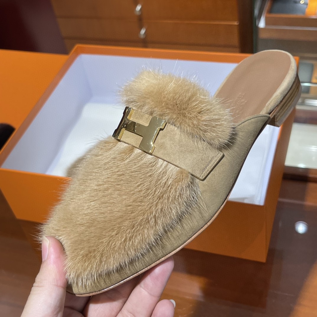H 家 秋冬新品 ️ 水貂毛单鞋 水貂毛拼麂皮 特别高级 搭配金扣 上脚秒变女王