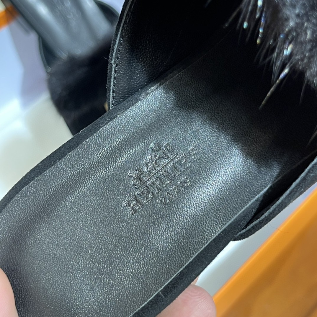 H 家 秋冬新品 ️ 水貂毛单鞋 水貂毛拼麂皮 特别高级 搭配金扣 上脚秒变女王