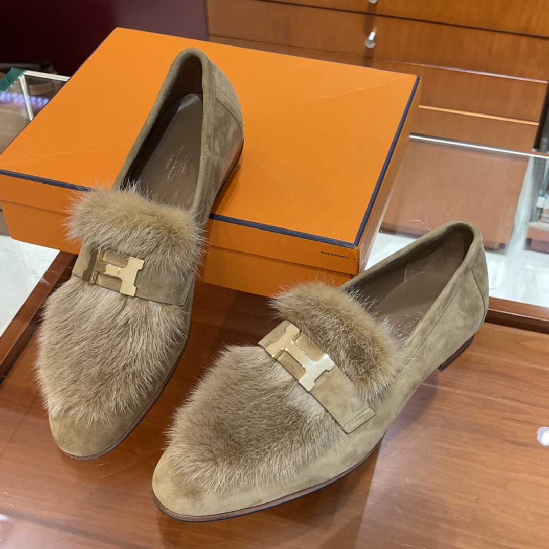 H 家 秋冬新品 ️ 水貂毛乐福鞋 水貂毛拼麂皮 特别高级 搭配金扣 上脚秒变女王
