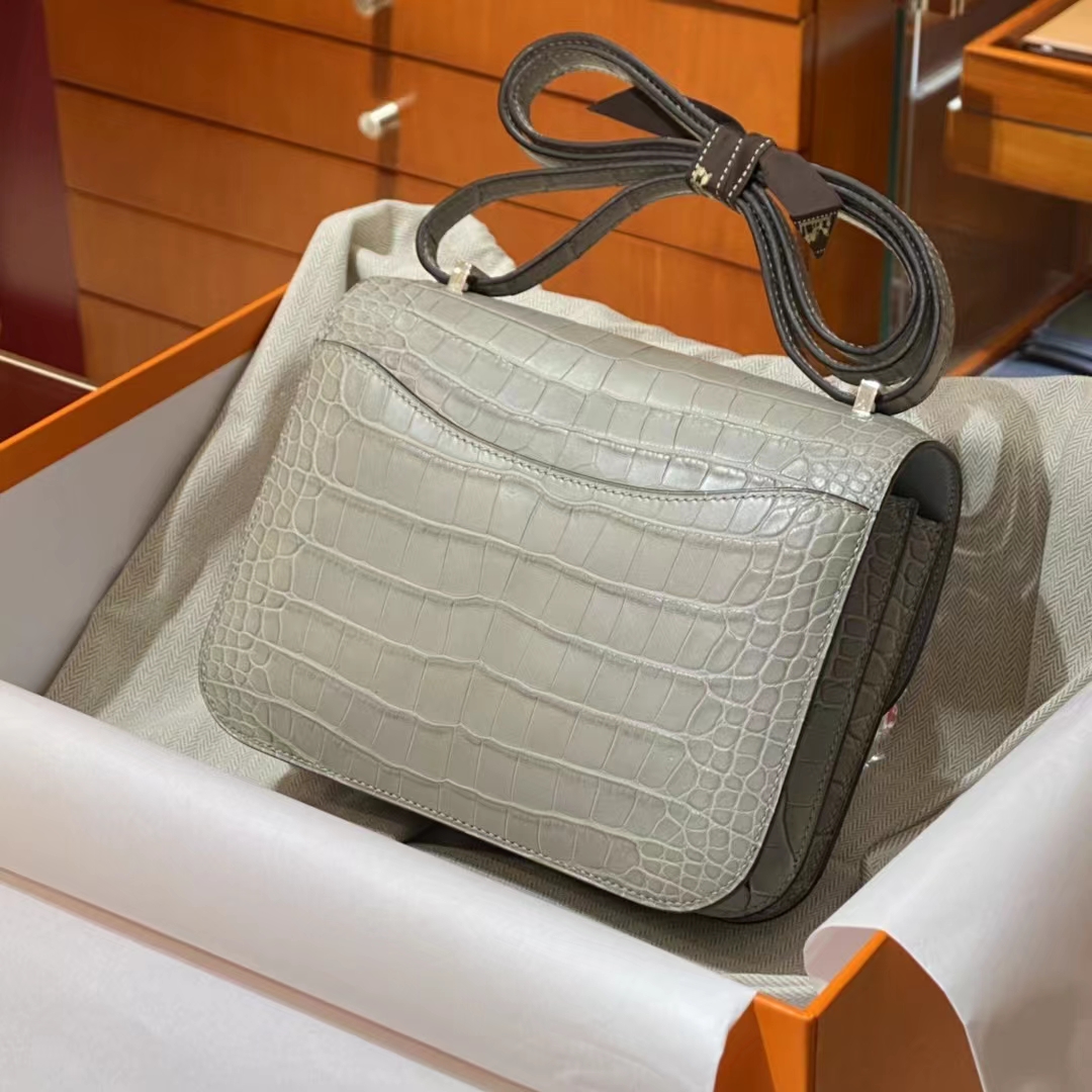 HERMES 香港代工厂 空姐包 Constance 鳄鱼肚皮 全套包装 珍珠灰 银扣-铂金女王 HERMES 香港代工厂 空姐包 Constance 鳄鱼肚皮 全套包装 珍珠灰 银扣