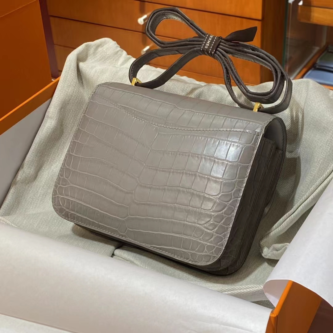 HERMES 香港代工厂 空姐包 Constance 鳄鱼肚皮 金扣 全套包装 海鸥灰-铂金女王 HERMES 香港代工厂 空姐包 Constance 鳄鱼肚皮 金扣 全套包装 海鸥灰