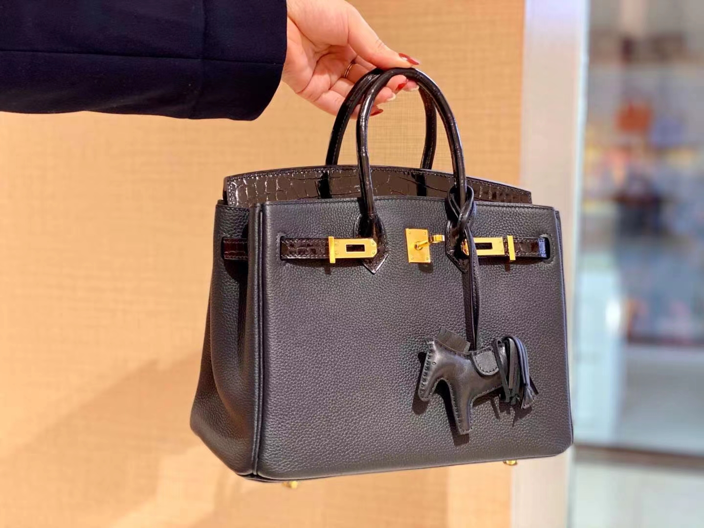 HERMES 香港爱马仕官网 Birkin铂金包 银扣 黑棕 tc拼鳄鱼皮-铂金女王 HERMES 香港爱马仕官网 Birkin铂金包 银扣 黑棕 tc拼鳄鱼皮