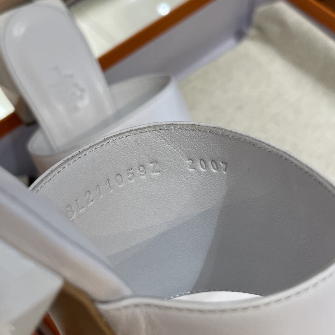HERMES 新款方跟拖鞋  2色 纯手工定制 接受预定 小牛皮  白色35-41码