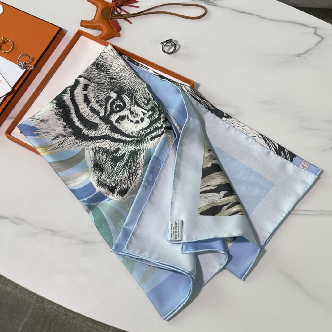 Hermes 新品《王者之虎》双面真丝方巾 手工卷边斜纹真丝双面方巾（100%桑蚕丝）90 x 90厘米